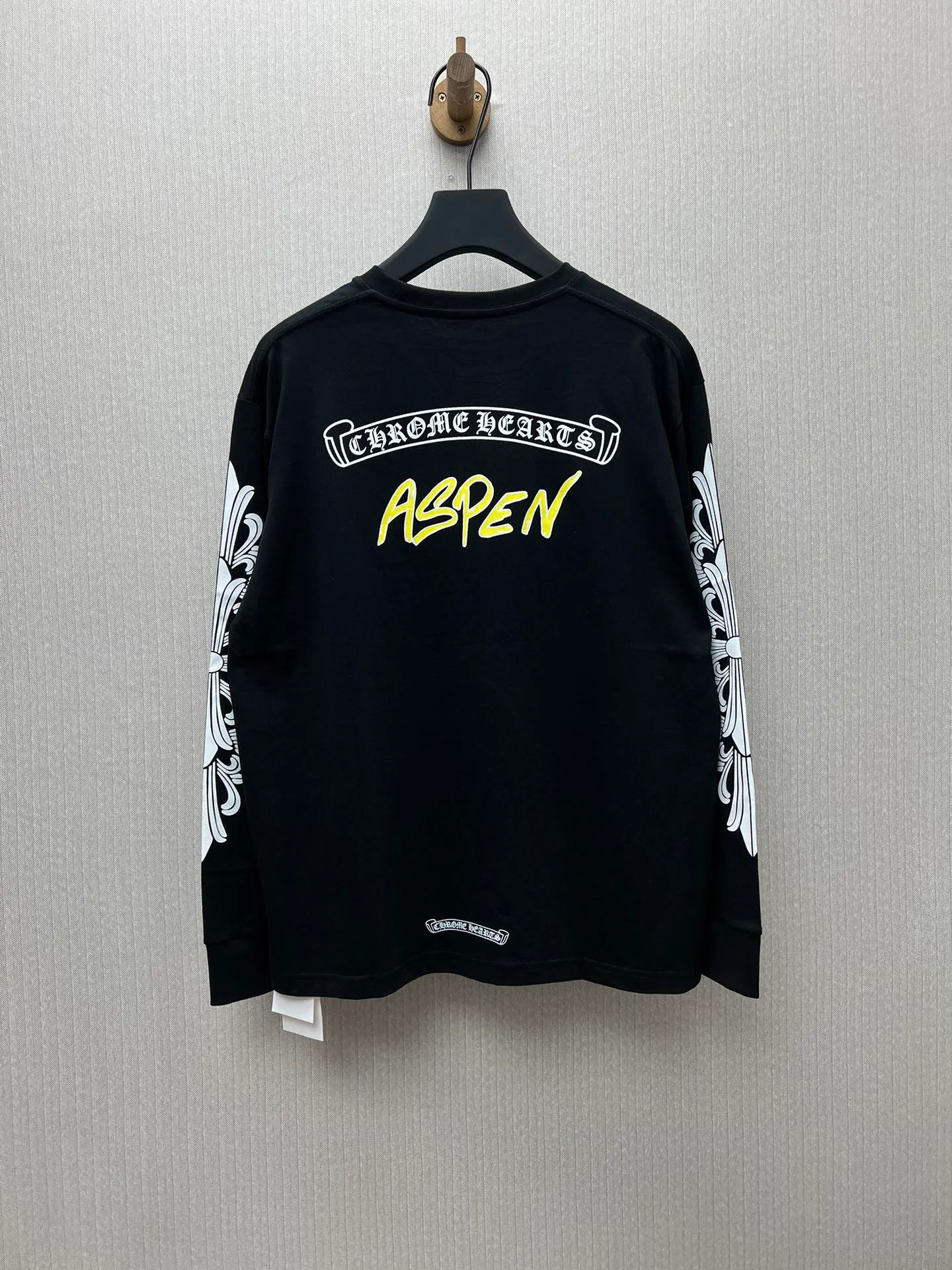 🅿️350 Croix Heart 25SS Graffiti Limited Long Sleeve. The fabric is made of 26-woven 220g cotton. The printing is ink printing. Customized accessories. Code number: S.M.L.